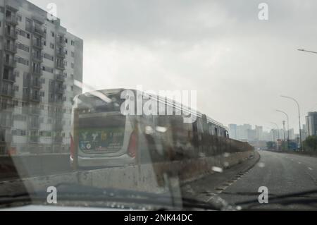 Saõ paulo-sp,brasil-février 22,2023 Onibus passant sur brt un jour de pluie, vue de l'intérieur d'une voiture. Banque D'Images