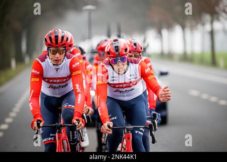 Jasper Stuyven belge de Trek-Segafredo photographié en action lors de la reconnaissance de la piste de la course cycliste d'une journée de ce week-end Omloop Het Nieuwsblad, jeudi 23 février 2023. BELGA PHOTO JASPER JACOBS Banque D'Images