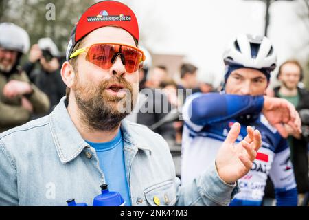 Le présentateur de télévision Pedro Elias et le belge Yves Lampaert de Soudal Quick-Step photographiés lors de la reconnaissance de la piste de la course cycliste d'une journée de ce week-end Omloop Het Nieuwsblad, jeudi 23 février 2023. BELGA PHOTO JASPER JACOBS Banque D'Images