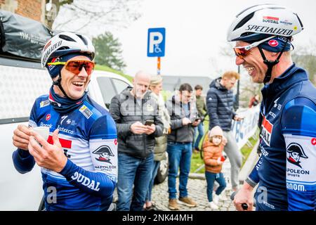 Le belge Yves Lampaert de Soudal Quick-Step et le belge Tim Declercq de Soudal Quick-Step buvant du café lors de la reconnaissance de la piste de la course cycliste d'une journée Omloop Het Nieuwsblad, jeudi 23 février 2023. BELGA PHOTO JASPER JACOBS Banque D'Images