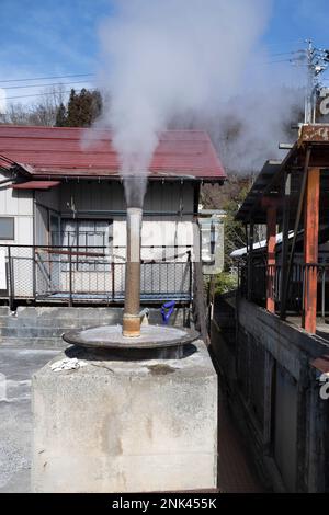 Yamanochi, préfecture de Nagano, Japon. 12th févr. 2023. Un tuyau de vapeur évacuant la chaleur des sources chaudes onsen à Shibu Onsen.Shibu Onsen æ¸ æ¸ © æ³‰ï¼ˆã-öãšã‚« ã‚« Ã‰« Ã » est une station de source chaude avec plus de 300 ans d'histoire. La région est connue pour ses eaux thérapeutiques et ses paysages pittoresques. Les visiteurs peuvent profiter de divers bains publics et privés, ainsi que de la randonnée dans les montagnes environnantes.Jigokudani, ou ''Hell's Valley', une vallée de source chaude volcanique active dans les Alpes japonaises connue pour accueillir Snow Monkey Park, qui accueille les célèbres Nagano Snow Monkeys en restant au chaud par le monde Banque D'Images