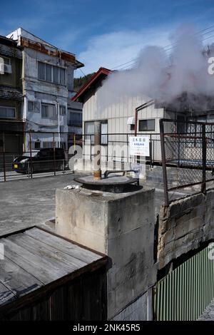 Yamanochi, préfecture de Nagano, Japon. 12th févr. 2023. Un tuyau de vapeur évacuant la chaleur des sources chaudes onsen à Shibu Onsen.Shibu Onsen æ¸ æ¸ © æ³‰ï¼ˆã-öãšã‚« ã‚« Ã‰« Ã » est une station de source chaude avec plus de 300 ans d'histoire. La région est connue pour ses eaux thérapeutiques et ses paysages pittoresques. Les visiteurs peuvent profiter de divers bains publics et privés, ainsi que de la randonnée dans les montagnes environnantes.Jigokudani, ou ''Hell's Valley', une vallée de source chaude volcanique active dans les Alpes japonaises connue pour accueillir Snow Monkey Park, qui accueille les célèbres Nagano Snow Monkeys en restant au chaud par le monde Banque D'Images