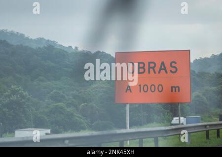 Saõ paulo-sp,brasil-février 22,2023 traduction 'travaux à 100 mètres' signe. Banque D'Images