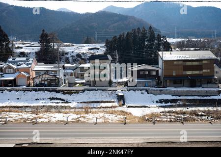 12 février 2023, Yamanochi, Préfecture de Nagano, Japon: Shibu Onsen æ¸©æ¸©æ³‰ï¼ˆã—öãšã‚“ã‚“Ã‰” est une station thermale avec plus de 300 ans d'histoire. La région est connue pour ses eaux thérapeutiques et ses paysages pittoresques. Les visiteurs peuvent profiter de divers bains publics et privés, ainsi que de la randonnée dans les montagnes environnantes... Jigokudani, Ou « Hell's Valley », une vallée de source chaude volcanique active dans les Alpes japonaises connue pour accueillir Snow Monkey Park, qui abrite les célèbres Nagano Snow Monkeys qui restent au chaud par les sources chaudes volcaniques lors d'une journée d'hiver à une température inférieure à la température froide. ( Banque D'Images