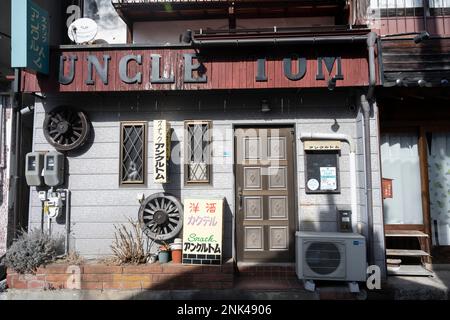 12 février 2023, Yamanochi, préfecture de Nagano, Japon : oncle Tom bar à Shibu Onsen...Shibu Onsen æ¸©æ¸©öãŠã‚“ã‚“Ã æ³‰ï¼ˆã‰” est une station thermale avec plus de 300 ans d'histoire. La région est connue pour ses eaux thérapeutiques et ses paysages pittoresques. Les visiteurs peuvent profiter de divers bains publics et privés, ainsi que de la randonnée dans les montagnes environnantes... Jigokudani, Ou « Hell's Valley », une vallée de source chaude volcanique active dans les Alpes japonaises connue pour accueillir Snow Monkey Park, qui abrite les célèbres Nagano Snow Monkeys, qui restent au chaud par les sources chaudes volcaniques sur une fre inférieure Banque D'Images