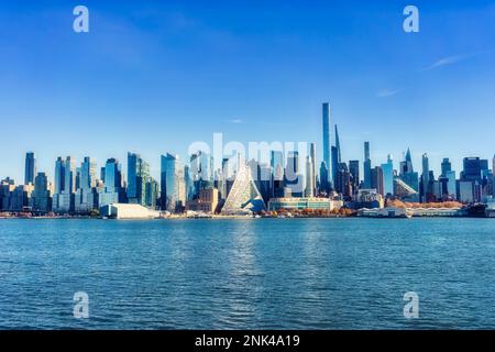 Vue panoramique sur les gratte-ciel de New York Manhattan depuis l'autre côté de l'Hudson River à Edgewater, New Jersey Banque D'Images