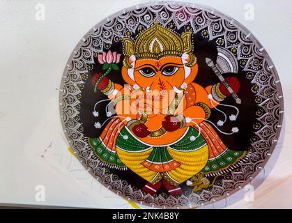 Noida, Uttar Pradesh, Inde - février 2023 : peinture colorée faite à la main du personnage de dieu hindou sur une plaque en céramique. Mise au point sélective. Banque D'Images