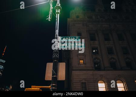 Vue du panneau de nom de rue sur Black Lives Matter Boulevard (co-nommé avec Center Street) à Lower Manhattan, New York, États-Unis, la nuit. Banque D'Images