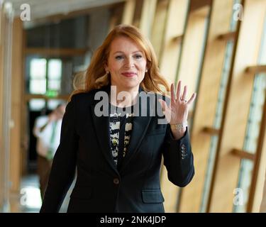 Édimbourg, Écosse, Royaume-Uni. 23rd févr. 2023. PHOTO : le MSP de Ash Regan (anciennement Ash Denham), le Parti national écossais (SNP) qui va pour les élections de leadership du SNP et le Premier ministre d'Écosse. A l'intérieur du Parlement écossais lors de la session hebdomadaire des premiers ministres questions sur la première session en arrière après la démission de Nicola Sturgeon MSP. Crédit: Colin D Fisher crédit: Colin Fisher/Alay Live News Banque D'Images