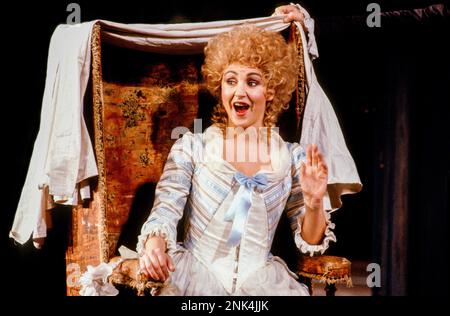 Lesley Garrett (Susanna) dans LE MARIAGE DE FIGARO à l'Opéra National Anglais (ENO), London Coliseum, Londres WC2 05/1990 musique: Wolfgang Amadeus Mozart libretto: Lorenzo da Ponte version anglaise par Edward J Dent chef d'orchestre: Michael Lloyd Set design: Patrick Robertson costumes: Rosemary Vercoe éclairage: David Hersey & Paul Taylor chorégraphe: Terry John Bates Directeur original: Jonathan Miller Directeur du renouveau: Rebecca Meitlis Banque D'Images