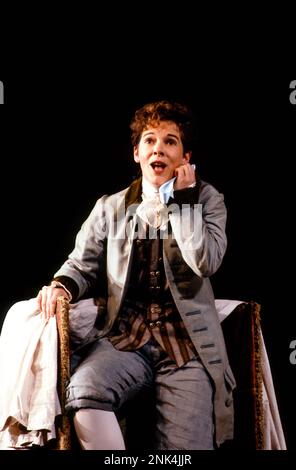 Ethna Robinson (Cherubino) dans LE MARIAGE DE FIGARO à l'Opéra national anglais (ENO), London Coliseum, Londres WC2 05/1990 musique: Wolfgang Amadeus Mozart libretto: Lorenzo da Ponte version anglaise par Edward J Dent chef d'orchestre: Michael Lloyd Set design: Patrick Robertson costumes: Rosemary Vercoe éclairage: David Hersey & Paul Taylor chorégraphe: Terry John Bates Directeur original: Jonathan Miller Directeur du renouveau: Rebecca Meitlis Banque D'Images