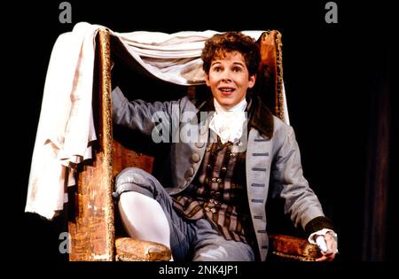 Ethna Robinson (Cherubino) dans LE MARIAGE DE FIGARO à l'Opéra national anglais (ENO), London Coliseum, Londres WC2 05/1990 musique: Wolfgang Amadeus Mozart libretto: Lorenzo da Ponte version anglaise par Edward J Dent chef d'orchestre: Michael Lloyd Set design: Patrick Robertson costumes: Rosemary Vercoe éclairage: David Hersey & Paul Taylor chorégraphe: Terry John Bates Directeur original: Jonathan Miller Directeur du renouveau: Rebecca Meitlis Banque D'Images