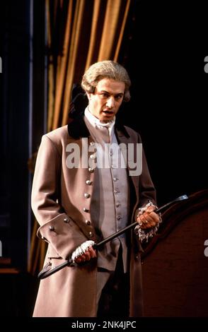 Steven page (Comte Almaviva) dans LE MARIAGE DE FIGARO à l'Opéra National Anglais (ENO), London Coliseum, Londres WC2 05/1990 musique: Wolfgang Amadeus Mozart libretto: Lorenzo da Ponte version anglaise par Edward J Dent chef d'orchestre: Michael Lloyd Set design: Patrick Robertson costumes: Rosemary Verlighting: David Hersey & Paul Taylor chorégraphe: Terry John Bates Directeur original: Jonathan Miller Directeur du renouveau: Rebecca Meitlis Banque D'Images