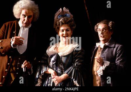 l-r: Richard Angas (Docteur Bartolo), Anne Collins (Marcellina), John Fryatt (Don Basilio) dans LE MARIAGE DE FIGARO à l'Opéra national anglais (ENO), London Coliseum, Londres WC2 05/1990 musique: Wolfgang Mozart Libretto: Lorenzo da Ponte Amadeus version anglaise par Edward J Dent chef d'orchestre: Michael Lloyd Set design: Patrick Robertson costumes: Rosemary Vercoe Lighting: David Hersey & Paul Taylor chorégraphe: Terry John Bates Directeur original: Jonathan Miller Directeur du renouveau: Rebecca Meitlis Banque D'Images