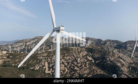 Paysage rural pris d'une grande hauteur. Énergie verte moderne. Vue aérienne. Banque D'Images