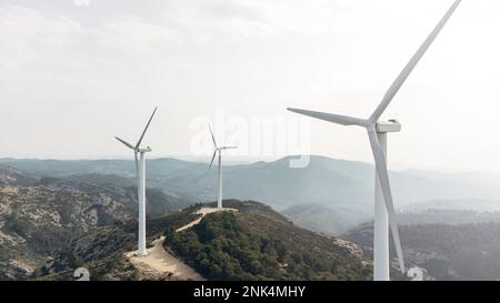 Vue aérienne de drone sur le parc éolien avec éoliennes sur la montagne Banque D'Images