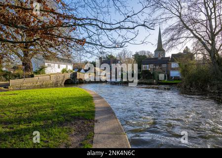 La rivière Darent et la ford au bord de la rivière Eynesford, dans le Kent. Le matin d'hiver Banque D'Images