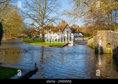 La rivière Darent et la ford au bord de la rivière Eynesford, dans le Kent. Le matin d'hiver Banque D'Images