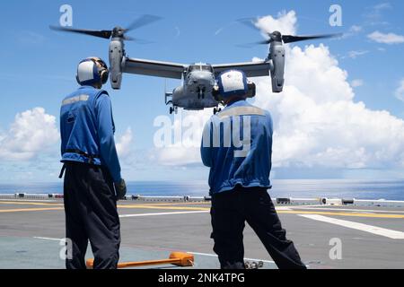 220812-N-XN177-1014 MER DES PHILIPPINES (le 11 août 2022) – un avion de tiltrotor MV-22 Osprey affecté à des terres (renforcées) du Marine Medium Tiltrotor Squadron (VMM) 262 à bord du porte-avions amphibie USS Tripoli (LHA 7), le 12 août 2022. Tripoli opère dans la zone d'opérations de la flotte américaine 7th afin d'améliorer l'interopérabilité avec ses alliés et ses partenaires et de servir de force de réaction prête à l'emploi pour défendre la paix et maintenir la stabilité dans la région Indo-Pacifique. Banque D'Images