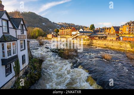 La rivière Dee à Llangollen Denbighshire pays de Galles. Un après-midi ensoleillé hiverne. Banque D'Images