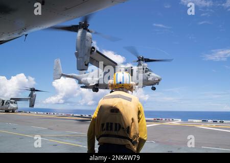 220812-N-XN177-1100 MER DES PHILIPPINES (le 11 août 2022) – un avion de tiltrotor MV-22 Osprey affecté à des terres (renforcées) du Marine Medium Tiltrotor Squadron (VMM) 262 à bord du porte-avions amphibie USS Tripoli (LHA 7), le 12 août 2022. Tripoli opère dans la zone d'opérations de la flotte américaine 7th afin d'améliorer l'interopérabilité avec ses alliés et ses partenaires et de servir de force de réaction prête à l'emploi pour défendre la paix et maintenir la stabilité dans la région Indo-Pacifique. Banque D'Images