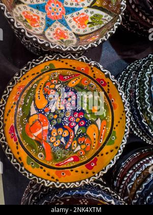 Noida, Uttar Pradesh, Inde - février 2023 : peinture colorée faite à la main du personnage de dieu hindou sur une plaque en céramique. Mise au point sélective. Banque D'Images