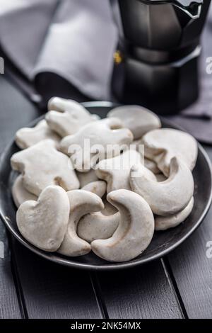 Biscuits au pain d'épice avec glaçage au sucre sur l'assiette. Banque D'Images