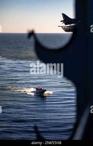 220812-N-XH769-1069 MER BALTIQUE (11 août 2022) Un bateau gonflable à coque rigide de 7 mètres retourne au navire d'assaut amphibie de classe Wasp USS Kearsarge (LHD 3) le 11 août 2022. Le Kearsarge Amphiobie Ready Group et 22nd Marine Expeditionary Unit, sous le commandement et le contrôle de Task Force 61/2, sont en cours de déploiement aux États-Unis Marine Forces Europe zone d'opérations, employée par les États-Unis Sixième flotte pour défendre les intérêts des États-Unis, des alliés et des partenaires. Banque D'Images