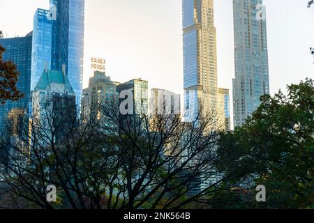 Le gratte-ciel Midtown Manhattan se dresse au-delà de Central Park. Banque D'Images