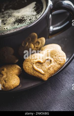 Coeurs de pain d'épice doux et la tasse de café. Banque D'Images