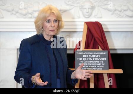 Le Queen Consort a parlé après qu'elle a dévoilé une plaque lors d'une visite pour rouvrir officiellement le Boston Manor, récemment rénové, à Brentford, dans l'ouest de Londres, alors qu'il célèbre son anniversaire de 400th. La maison de Jacobean sera bientôt ouverte au public et offre un centre d'apprentissage pour les enfants avec plus de 150 bénévoles pour s'assurer que la maison peut rester ouverte six jours par semaine. Date de la photo: Jeudi 23 février 2023. Banque D'Images