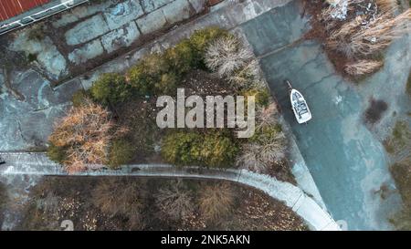 Smaal bateau près des arbres d'en haut Banque D'Images