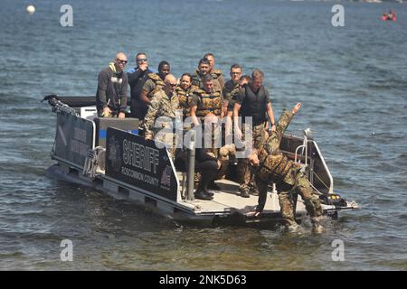 ÉTATS-UNIS Soldats de l'armée avec 20th forces spéciales (Airborne), Garde nationale de l'Alabama, et 2nd escadron, 107th Cavalry Regiment, Garde nationale de l'Ohio, Recevoir le transport du département du shérif du comté de Roscommon pendant les opérations d'héliodiffusion dans le lac Margrethe au camp Grayling, au Michigan, le 11 août 2022. Northern Strike est conçu pour mettre au défi environ 7 400 membres de service ayant de multiples formes de formation qui font progresser l'interopérabilité entre les partenaires multicomposants, multinationaux et interagences. Banque D'Images