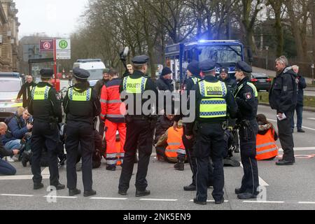 Hambourg, Allemagne. 23rd févr. 2023. Les activistes du groupe environnemental 'dernière génération' se sont enlisés sur le mur de Gorch-Fock à Stephansplatz et veulent attirer l'attention sur le respect des objectifs climatiques. Crédit : Bodo Marks/Bodo Marks/dpa/Alay Live News Banque D'Images