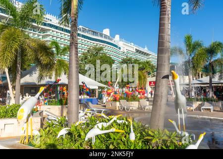 Oiseaux colorés et fontaine au terminal de croisière la Romana, la Romana, République dominicaine (Republica Dominicana), grandes Antilles, Caraïbes Banque D'Images