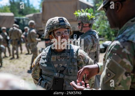 Le Maj. Dorian Marsh, commandant de la Compagnie C, 237th Bataillon de soutien, reçoit les commentaires du Sgt. De commandement Sheldon Chambliss, commandant de commandement de la Garde nationale de l'Armée de l'Ohio, durant l'opération Northern Strike au Camp Grayling, au Michigan, le 11 août 2022. La grève du Nord offre aux formations de soutien un lieu de formation et de mise à l'épreuve de leur capacité à se déployer rapidement, à établir le théâtre et à fournir un soutien opportun dans un environnement d'action décisif. Banque D'Images