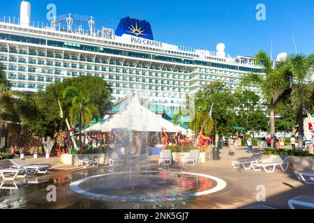 Oiseaux colorés et fontaine au terminal de croisière la Romana, la Romana, République dominicaine (Republica Dominicana), grandes Antilles, Caraïbes Banque D'Images