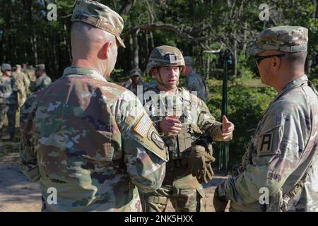 1538 - ÉTATS-UNIS Colonel de l'armée Michael Flaherty, au centre, commandant de l'équipe de combat de la Brigade d'infanterie de 37th, États-Unis Armée Brig. Général Thomas Moore II, à gauche, adjoint général adjoint de l'Ohio pour l'Armée et les États-Unis Le lieutenant général de l'armée Antonio A. Aguto, Jr., à droite, commandant général de la première Armée des États-Unis, discute des opérations d'entraînement durant l'opération Northern Strike au Camp Grayling, Michigan, le 11 août 2022. Le lieutenant-général Aguto a traversé Grayling pour observer la Brigade d'infanterie de 37th et l'opération, conçue pour maintenir la cohésion, la préparation et le partenariat de l'unité, comme l'exercice a vu plus de 2 000 Ohio et mi Banque D'Images