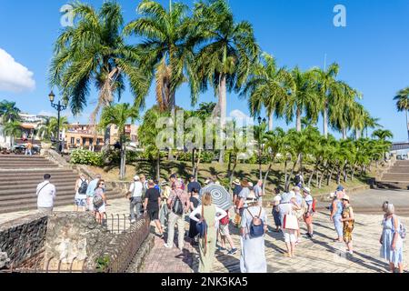 Visite de groupe, Plaza de la Espana de la Hispanidad, Saint-Domingue, République dominicaine (Republica Dominicana), grandes Antilles, Caraïbes Banque D'Images