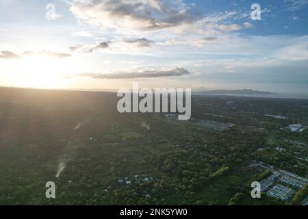 Coucher de soleil sur vert Managua paysage vue aérienne drone Banque D'Images