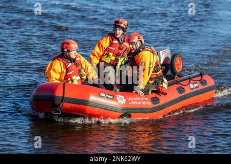 Équipe de secours d'urgence et d'incendie du Lancashire lors d'une journée de formation à Maritime Way, Preston Docks. L'équipe de pompiers à plein temps qui travaille 2 jours et 2 nuits par semaine, s'entraîner et perfectionner ses compétences en lançant un bateau Zodiac MILPRO Rib à Preston Docks, Riversway, Royaume-Uni Banque D'Images