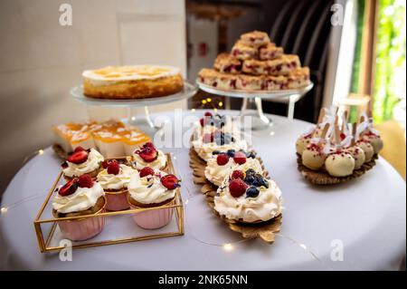 sucreries, gâteaux et biscuits meringue aux framboises et aux bleuets Banque D'Images