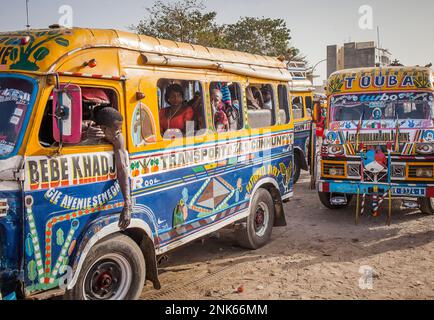 Les bus des transports publics, Dakar, Sénégal Banque D'Images