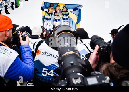 Planica, Slovénie, 23 février 2023. Les photographes se rapprochent de l'équipe suédoise après avoir monté le podium au sprint des Championnats du monde de ski nordique 2023 de la FIS à Planica, en Slovénie, au 23 février 2023. De gauche à droite, Emma Ribom (2nd), Jonna Sundling (première) et Maja Dahlqvist (troisième). Banque D'Images