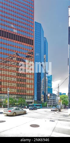 Centre-ville de Pittsburgh : deux miroirs en verre argenté du PNC Plaza tout autour, du rouge brillant du Gates Center au granit d'un PNC Plaza. Banque D'Images