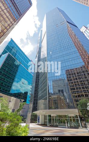 Centre-ville de Pittsburgh : deux miroirs en verre argenté du PNC Plaza tout autour, du rouge brillant du Gates Center au granit d'un PNC Plaza. Banque D'Images