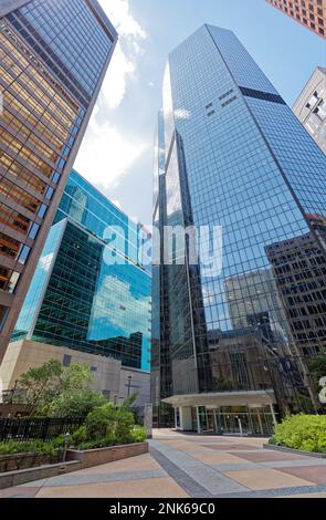 Centre-ville de Pittsburgh : deux miroirs en verre argenté du PNC Plaza tout autour, du rouge brillant du Gates Center au granit d'un PNC Plaza. Banque D'Images