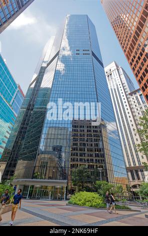 Centre-ville de Pittsburgh : deux miroirs en verre argenté du PNC Plaza tout autour, du rouge brillant du Gates Center au granit d'un PNC Plaza. Banque D'Images