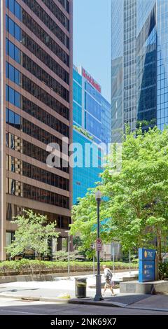 Centre-ville de Pittsburgh : deux miroirs en verre argenté du PNC Plaza tout autour, du rouge brillant du Gates Center au granit d'un PNC Plaza. Banque D'Images