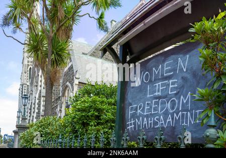 Femme, vie, liberté signe en solidarité avec les manifestants iraniens après la mort de Mahsa Amini en dehors de l'église KNOX à Dunedin, en Nouvelle-Zélande. Banque D'Images